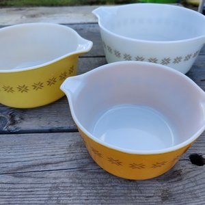 Vintage Pyrex Town and Country Bowl Set